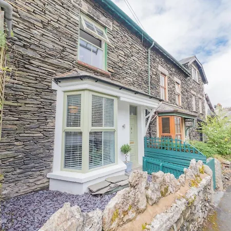 Pass The Keys Stylish Holiday home